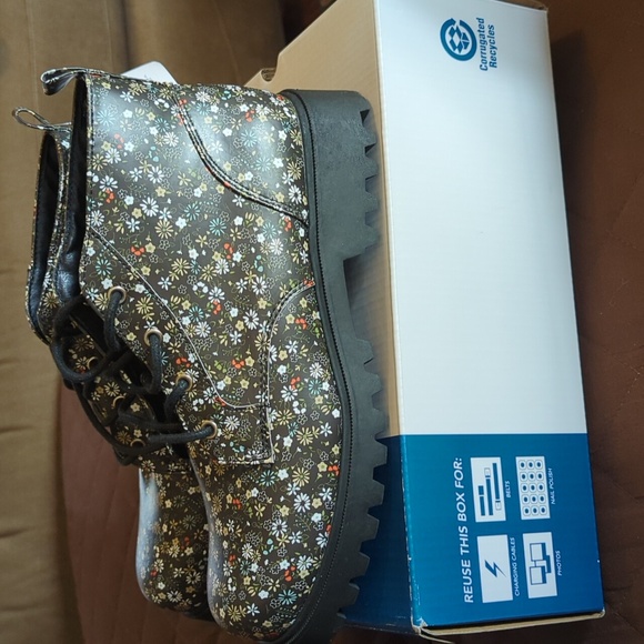 NWT Arizona Women's Falcon Black Multicolor Flat Heel Boots - Picture 2 of 7